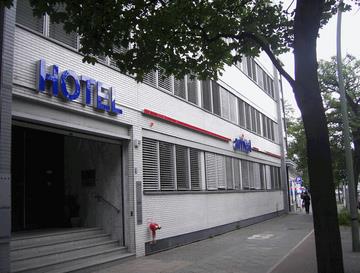 Arrive hotel. Люди с чемоданами в гостинице. Отель квентин ингланд амстердам фото. Однозвездочный отель. Отель 1 звезда.