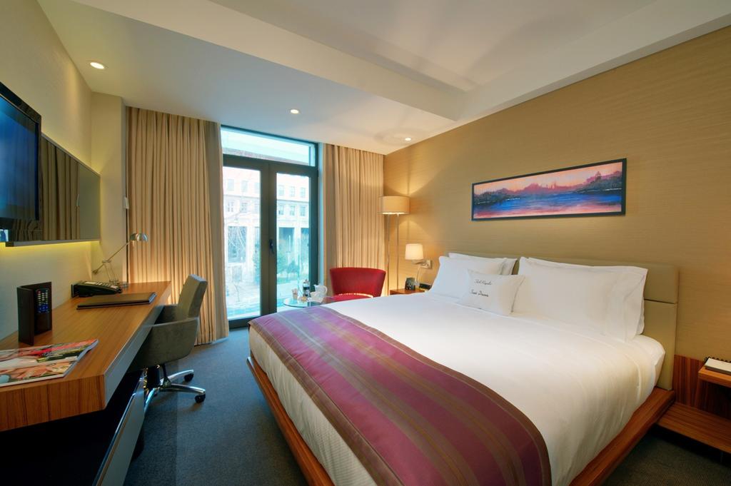 Rooms town. DOUBLETREE by Hilton Istanbul old Town. Дабл три бай Хилтон Стамбул отель. DOUBLETREE by Hilton İstanbul-old Town конференц зал. Отель в Стамбуле Дабл три Хилтон номера среднего размера.